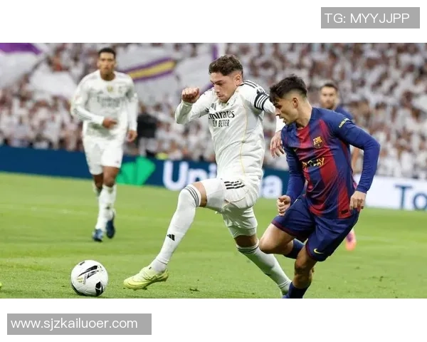 皇马与巴萨激战正酣球迷热情高涨赛场火爆场面引人瞩目